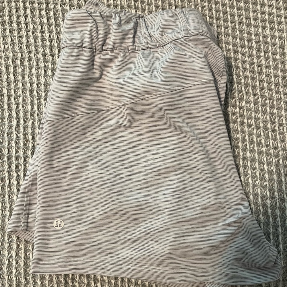 Lululemon women’s on the fly 2.5” shorts